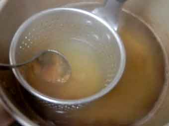 帆立稚貝（ベビーホタテ）の出汁に味噌を溶く