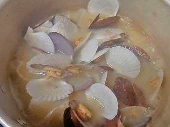 帆立稚貝（ベビーホタテ）の味噌汁を温める