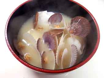 帆立稚貝（ベビーホタテ）の味噌汁を器に盛る