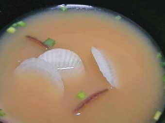 帆立稚貝（ベビーホタテ）の味噌汁の旨味たっぷりの出汁