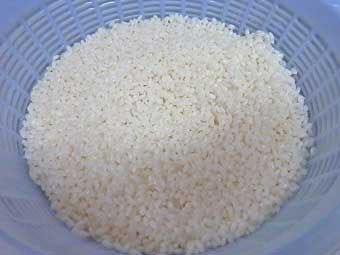 帆立稚貝（ベビーホタテ）の炊き込みご飯用の米の水を切る