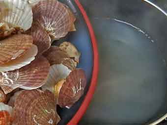 めかぶと稚貝の潮汁に帆立稚貝を入れる