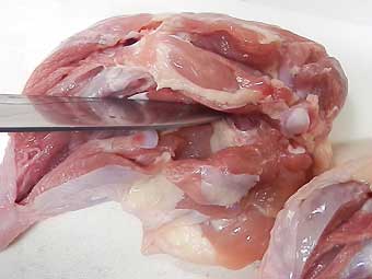 骨付き鶏もも肉の骨に沿って切り込みを入れる