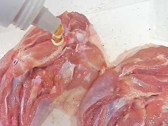 骨付き鶏もも肉に蜂蜜を塗る