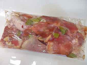 ローストチキン用のマリネ液に骨付き鶏もも肉を漬ける