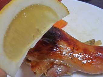 ローストチキンにレモン汁