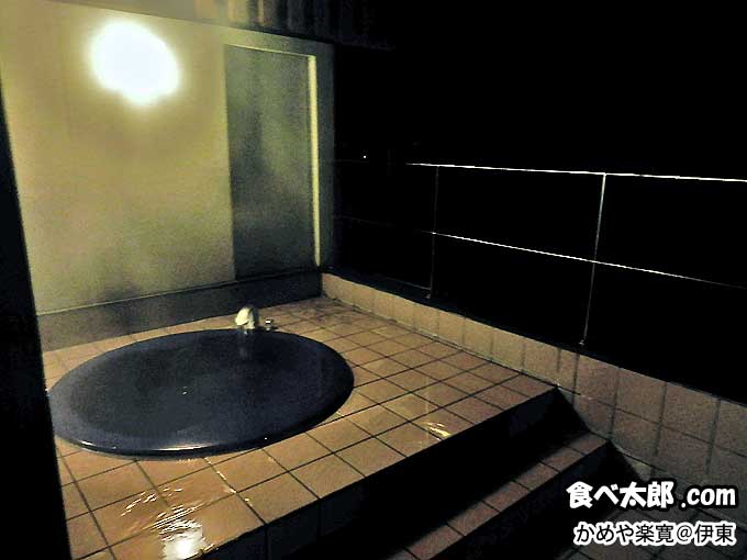 伊豆半島の伊東温泉にある湯浴みの宿かめや楽寛切露天風呂ひこぼしの外風呂