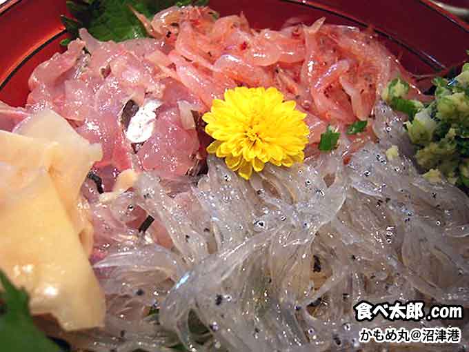 静岡県の沼津漁港にあるかもめ丸のぬまづ丼・三色丼