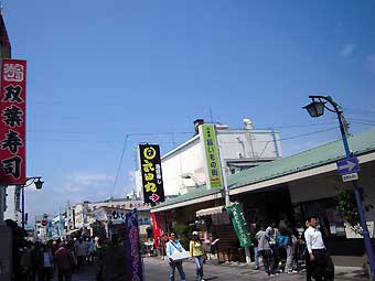 静岡県の沼津漁港・ぬまづみなとの通りの様子