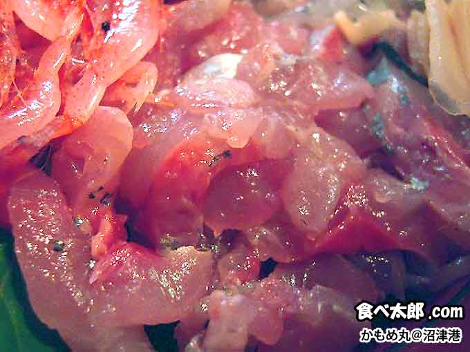静岡県の沼津漁港にあるかもめ丸のぬまづ丼の鯵のたたき