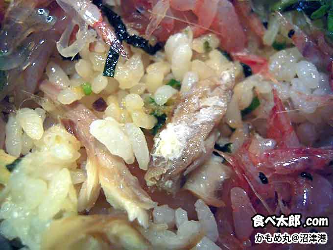 静岡県の沼津漁港にあるかもめ丸のぬまづ丼の鯵の干物ご飯