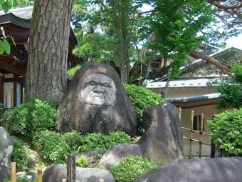 静岡県の修善寺にある修禅寺の達磨石