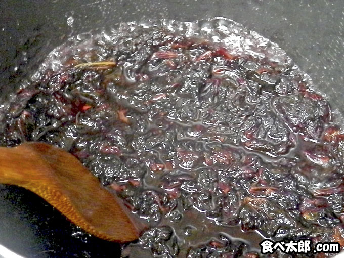 梅酢を加えた赤紫蘇を煮立てる