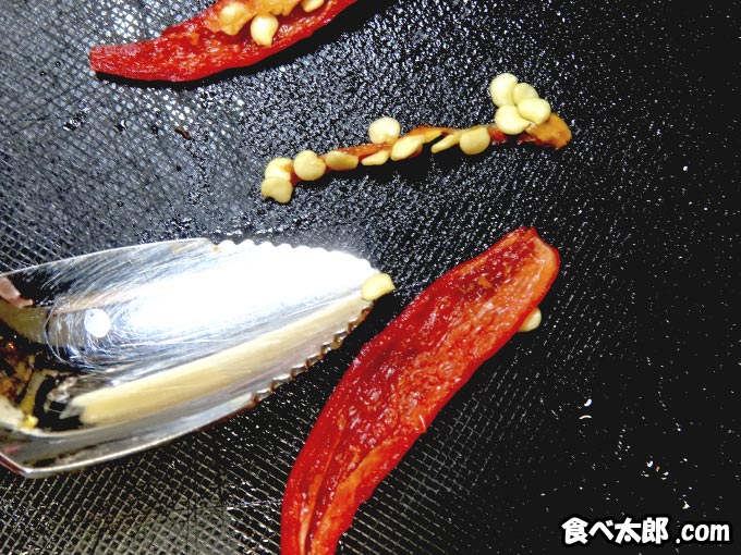 赤柚子胡椒に使う赤唐辛子の種とワタを取る