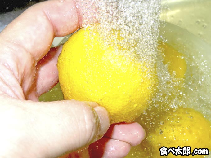 赤柚子胡椒に使う柚子を洗う