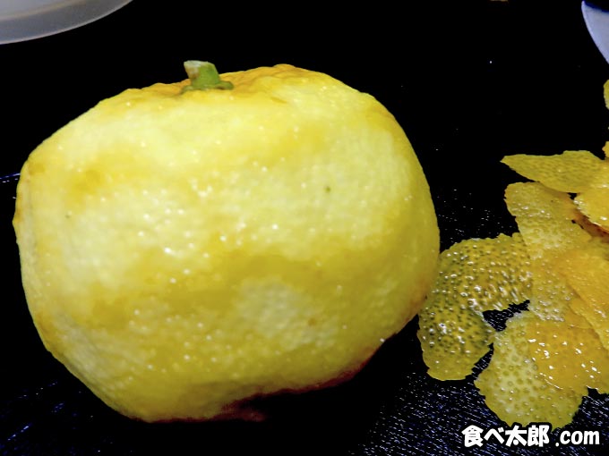 赤柚子胡椒に使う柚子の皮を剥く