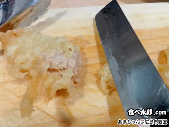 ホルモン天ぷら「あきちゃん」で天ぷらを切る＠広島西区