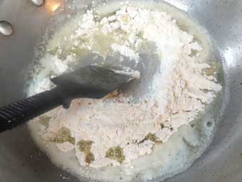 溶かしバターに小麦粉を合わせる