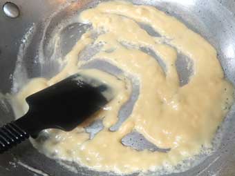 小麦粉とバターを混ぜ炒める