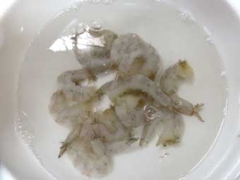 帆立稚貝（ベビーホタテ）八宝菜に使う海老をすすぐ