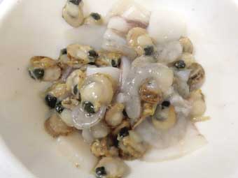帆立稚貝（ベビーホタテ）八宝菜に使う魚介類に下味をつける