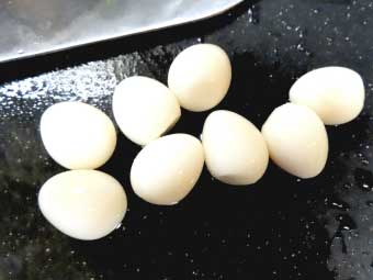 帆立稚貝（ベビーホタテ）八宝菜に使う鶉の卵の殻をむく