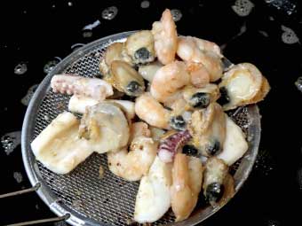 帆立稚貝（ベビーホタテ）八宝菜に使う魚介類を油通し