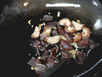 帆立稚貝（ベビーホタテ）八宝菜に使うきのこを炒める