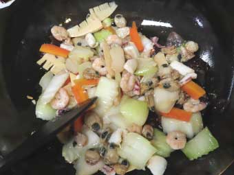 帆立稚貝（ベビーホタテ）八宝菜に使う具を炒める
