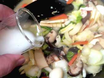 帆立稚貝（ベビーホタテ）八宝菜に水溶き片栗粉を加える
