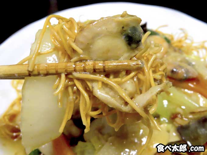 帆立稚貝（ベビーホタテ）の海鮮皿うどんのタレ染み麺