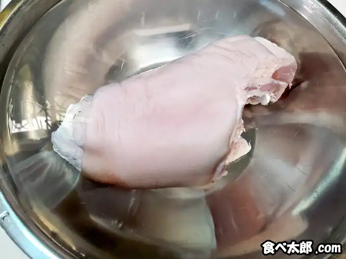 ピックル液に漬けたアイスバイン用の骨付き豚すね肉の塩抜き
