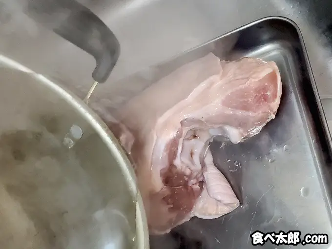 アイスバイン用の骨付き豚すね肉に熱湯を回しかける