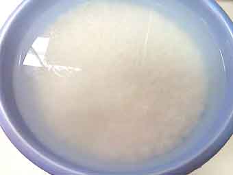 炊き込みご飯の米を水に浸す