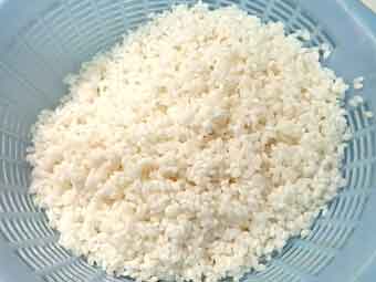 炊き込みご飯の米の水を切る