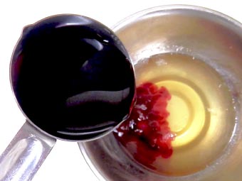 カルシウム液に赤梅酢を混ぜる