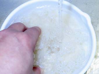 カオマンガイ用のジャスミンライスを洗う
