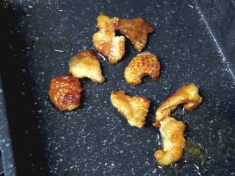 カオマンガイ用の鶏皮をこんがり焼く