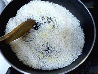 鶏油でタイ米を炒める