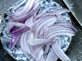 カオマンガイ用の紫玉ねぎ