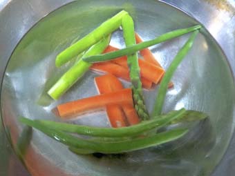 カオマンガイの付け合せ野菜を冷水に取る