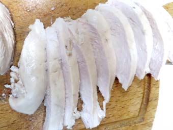 カオマンガイ用の茹で鶏を削ぎ切りする