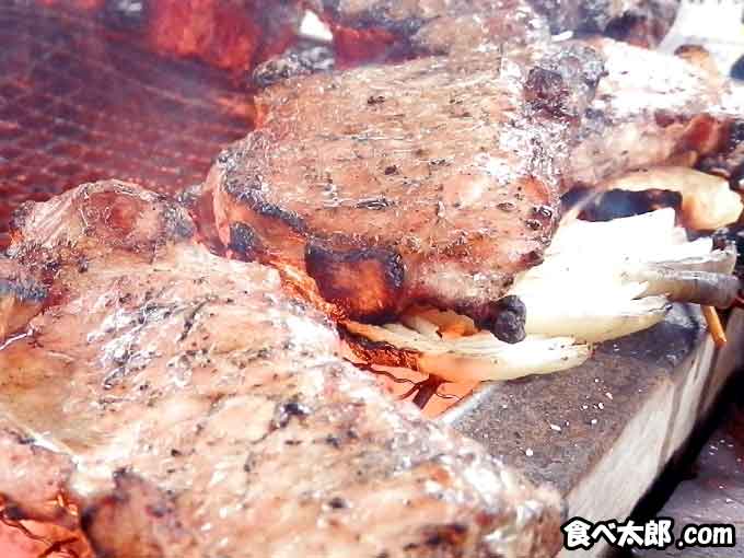 BBQで焼き上げる豚ロースステーキ