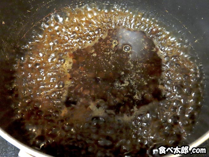 卵黄味噌漬けに使う豆鼓と出汁を煮詰める