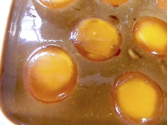 出汁味噌床に卵黄を浮かべる