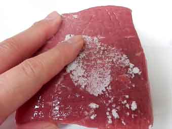 ローストビーフ用の牛肉に塩を揉み込む