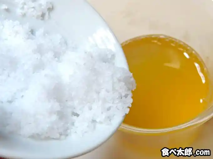 白出汁いくらの出汁に塩を入れる