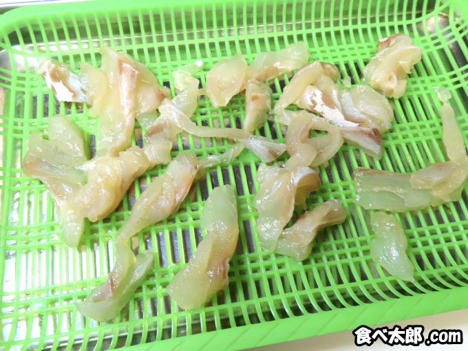 青柚子と鯛の明太みぞれ和えに使う鯛の調味液を切る