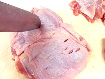タンドリーチキン用の鶏もも肉に穴をあける