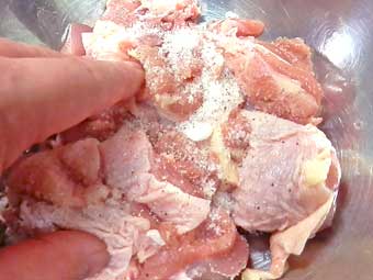 BBQタンドリーチキン用の鶏もも肉に塩胡椒を揉み込む